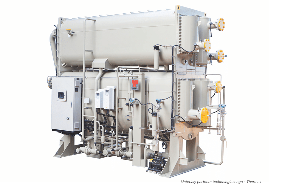 Große industrielle Wasseraufbereitungsmaschine für die industrielle Energieversorgung, mit Rohren, Messgeräten, Ventilen mit gelben Griffen und Schalttafeln auf einem beigen Rahmen. Robuste Metallstützen sorgen für Stabilität bei zuverlässigen Energieerzeugungsanwendungen.