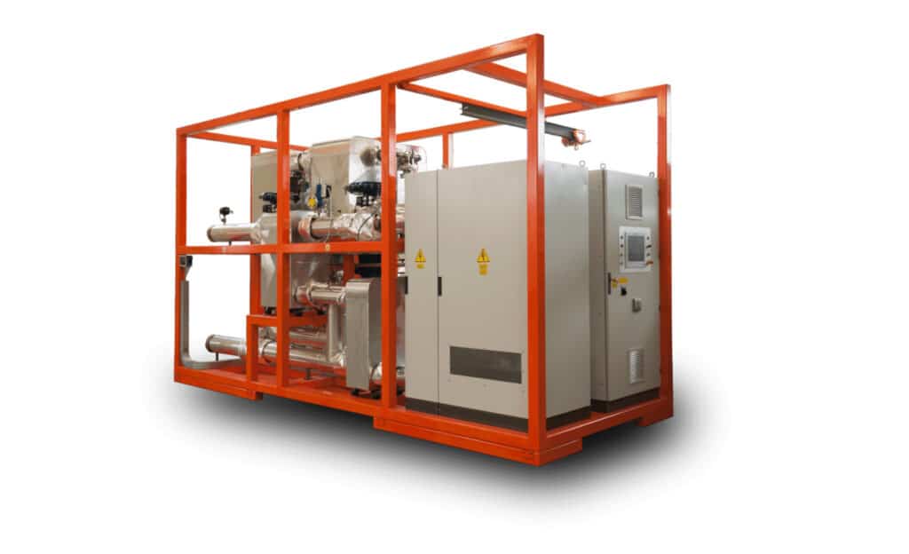 Große Industriemaschine mit Metallrohren, Schalttafeln und Messgeräten, untergebracht in einem orangefarbenen Rahmen, ideal für die industrielle Energieversorgung, isoliert auf weißem Hintergrund.