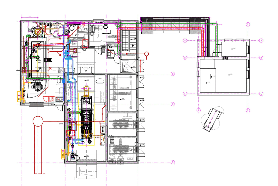 Architektonischer Grundriss mit farbigen Linien zur Kennzeichnung von Elektro-, Sanitär- und HLK-Systemen - unter Einbeziehung moderner Energielösungen. Mehrere Zimmer, das Treppenhaus, die freistehende Garage und die detaillierte Anordnung von Möbeln und Einrichtungsgegenständen sind im gesamten Entwurf skizziert.